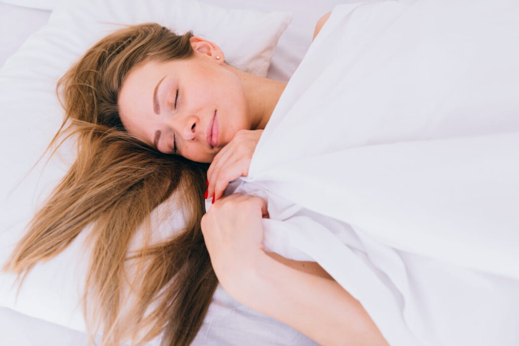 mujer en la cama